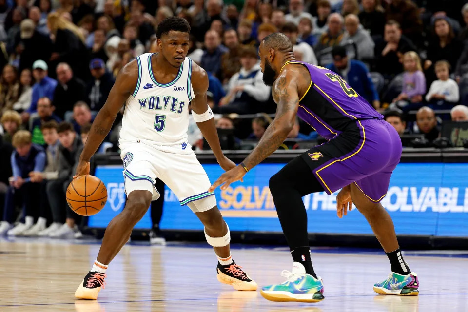 Anthony Edwards（控球者）與LeBron James。（Photo by David Berding/Getty Images） 彩迷网论坛最新热门时事,关注，点阅，收藏