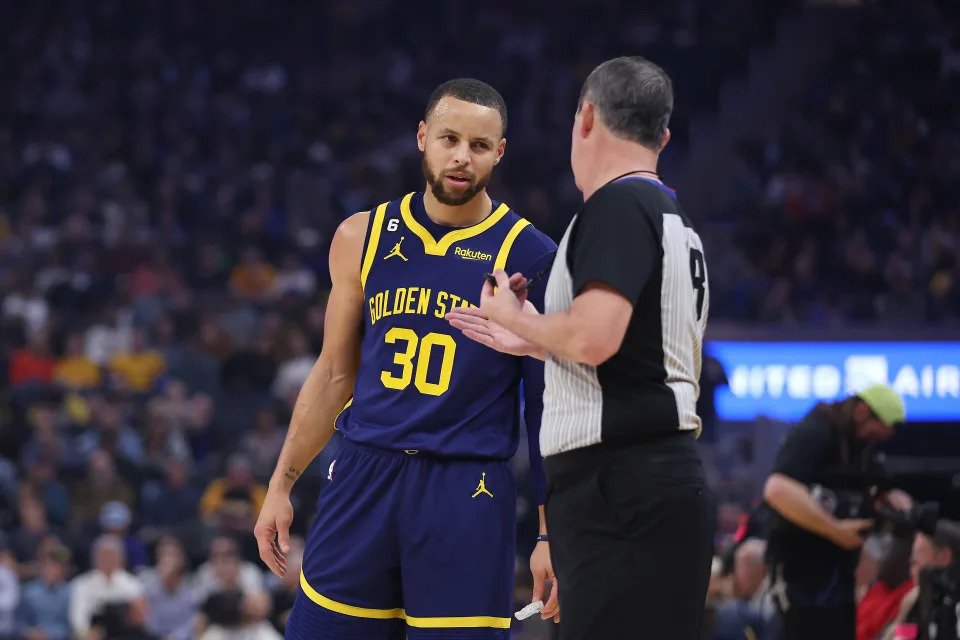 Stephen Curry：「我一直都不是買犯者，也從來不擔心自己買不到犯…我曾經開玩笑說過『我今天竟然只罰2球』，就是小小喊叫抱怨一下，過去3場比賽有兩、三次你覺得自己應該被犯規，但因為向裁判爭論而讓自己分心，所以我一直試著別太執著於此。」（NBA Photo b ...