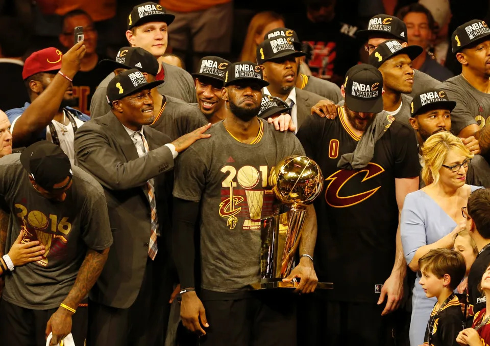 重回克利夫蘭騎士的LeBron James，在2015-16賽季為家鄉終結冠軍荒。（Photo credit should read BECK DIEFENBACH/AFP v ...