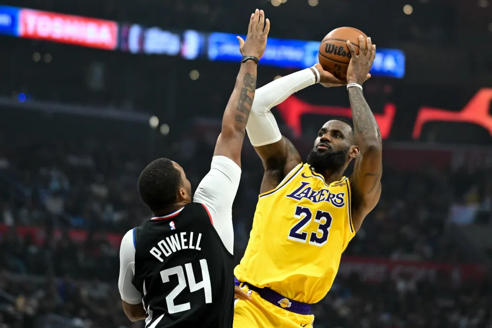 LeBron James（出手者）持續追逐NBA生涯40000分紀錄。（Photo by David Crane/MediaNews Group/Los Angeles Daily Ne ...